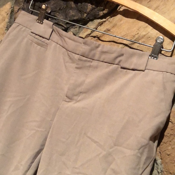 Tan khaki Daisy Fuentes sz 8 Capri pants - Picture 2 of 8